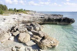 stor bahama ö eroderade kustlinje stenar foto