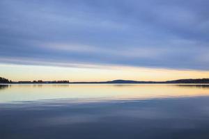 lugn sjö vid gryningen foto