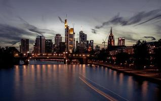 Frankfurt skyline vid solnedgången foto