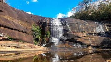 vattenfall som flyter från höga berglager foto