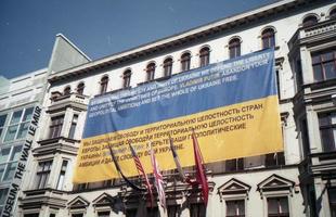 Moskva, Ryssland, 2020 - blå och gul banderoll placerad på en byggnad foto
