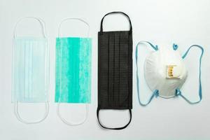 medicinska skyddsmasker på vit bakgrund foto