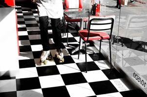melbourne, australien, 2020 - person som bär rullskridskor på ett rutigt golv foto