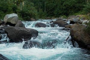 bakgrund natur, flod strömmande mellan de stenar - stock Foto fri