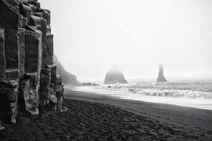 kornigt svartvitt foto av svart sandstrand