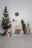 skön levande rum interiör med öppen spis och jul träd i de morgon- foto