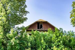 skön gammal övergiven byggnad bruka hus i landsbygden på naturlig bakgrund foto