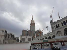 mecka, saudi Arabien, jan 2023 - en skön dagtid se av de mecka klocka torn i främre av de stor moské i mecka, saudi arabien. foto
