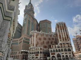 mecka, saudi Arabien, jan 2023 - en skön dagtid se av de mecka klocka torn i främre av de stor moské i mecka, saudi arabien. foto