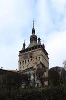 annorlunda vinklar som visar de övre del av de klocka torn i sighisoara foto