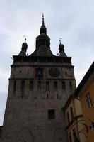 annorlunda vinklar som visar de övre del av de klocka torn i sighisoara foto