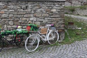 bild av en dekorativ cykel i de Centrum av sighisoara foto