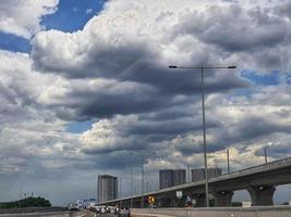 jakarta, indonesien i juli 2022. de atmosfär och landskap när körning på de jakarta cikampek upphöjd vägtull väg, eller nu känd som de mohammad bin zayed vägtull väg foto