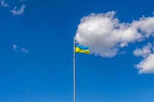 fotografi på tema nationell ukrainska flagga i fredlig himmel foto