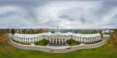 antenn full sömlös sfärisk hdri 360 panorama se ovan över en medeltida slott med kolonner och historisk byggnader i likriktad utsprång. foto