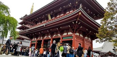 tokyo, japan i juli 2019. besökare på semester till senso ji tempel. foto