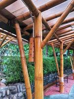 en typisk Sundanesiska saung tillverkad av bambu i en trädgård som tillhör till en Sundanesiska restaurang. foto