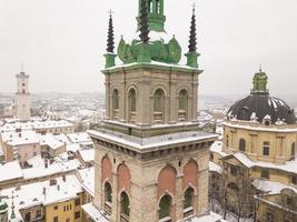 Ukraina, lviv stad Centrum, gammal arkitektur, Drönare Foto, fåglar öga se i vinter- foto