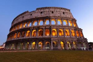 rom, Italien, colosseum gammal gammal byggnad gladiator slåss på natt. foto