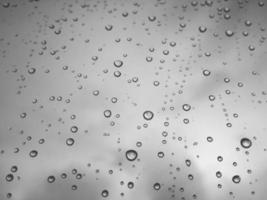 närbild av regndroppar på fönster foto