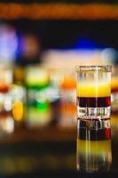 alkoholhaltig skott på de bar foto