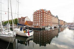 skön hamn med många båtar i de kanal mellan de hus. foto