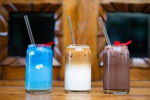 utsökt milkshakes på de bar disken i en glas burk med en sugrör. foto