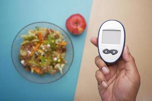 diabetiska mätverktyg och hälsosam mat på bordet foto