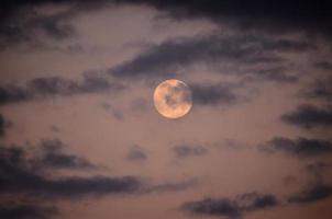 måne över de solnedgång foto