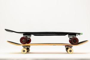 isolerat staplade skateboard foto