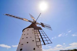 traditionell väderkvarn under klar blå himmel foto