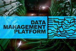 datahantering och analysplattformkoncept på serverrumsbakgrund. foto