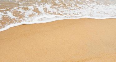 sand strand med mjuk Vinka form på sand textur, havet se av brun strand sand dyn i solig dag vår, bred horisont topp se för sommar baner bakgrund bakgrund. foto