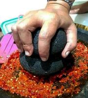 sten murbruk och mortelstöt.sten murbruk är ett Viktig verktyg i framställning chili curry i thai mat. foto