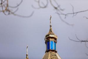 ortodox kyrka korsa på en bakgrund av himmel. påsk. jul. plats för text. bakgrund bild. religion. selektiv fokus foto