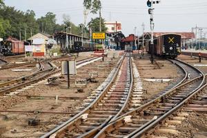 kalka, haryana, Indien Maj 14 2022 - se av leksak tåg järnväg spår från de mitten under dagtid nära kalka järnväg station i Indien, leksak tåg Spår se, indisk järnväg korsning, tung industri foto