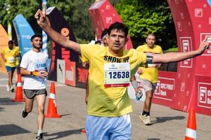 ny delhi, Indien - oktober 16 2022 - vedanta delhi halv maraton lopp efter covid i som maraton deltagarna handla om till korsa de Avsluta linje, delhi halv maraton 2022 foto