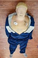 mänsklig dummy lögner på de golv under först hjälpa Träning - kardiopulmonell återupplivning. först hjälpa kurs på cpr dummy, cpr först hjälpa Träning begrepp foto