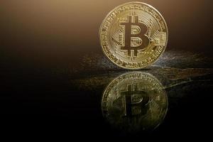 gyllene bitcoin på svart bakgrund med kopia Plats kryptovaluta brytning begrepp foto