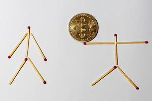 gyllene bitcoin på isolera vit bakgrund begrepp brytning liten man foto