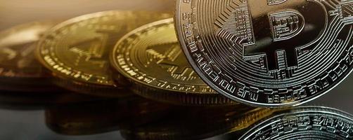 stack av bitcoins med guld bakgrund foto