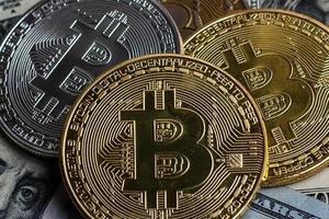 gyllene bitcoin med dollar bakgrund konceptuell bild för crypto valuta foto