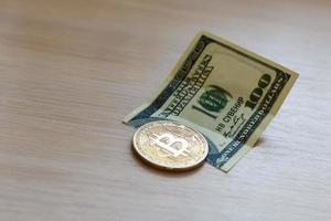 bitcoin på krossad dollar sedel begrepp av konspiration foto