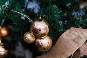 skön dekorerad jul träd Semester bakgrund foto