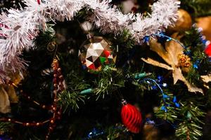 stänga upp se av skön dekorerad jul träd foto