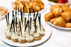 mini canapes med rökt lax på buffé tabell foto