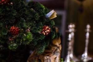 de grenar av jul träd och liten kon jul och ny år s bakgrund makro skott foto