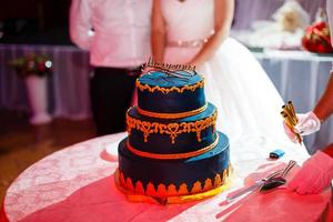 bröllop blå kaka med ätlig guld blad foto