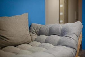modern vit design soffa mot blå vägg foto