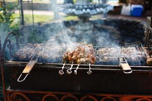 grillning kött med utegrill grejer. horisontell skott foto